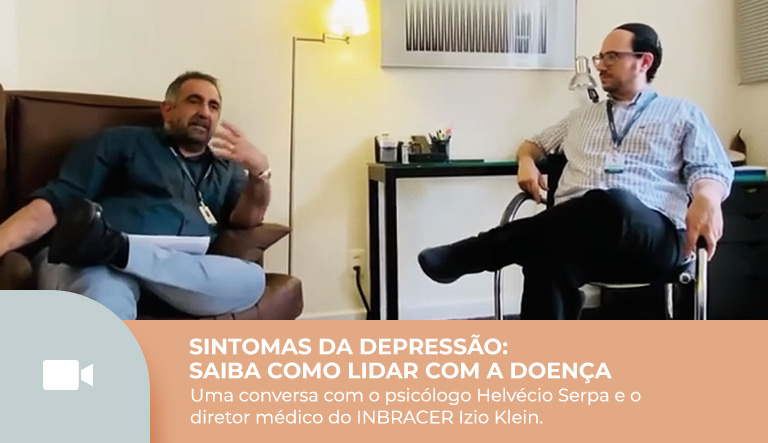 Os médicos Izio Klien e Hélveio Serpa estão sentados em uma sala conversando sobre os sintomas da depressão