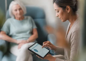 Médico avaliando paciente para reabilitação cognitiva