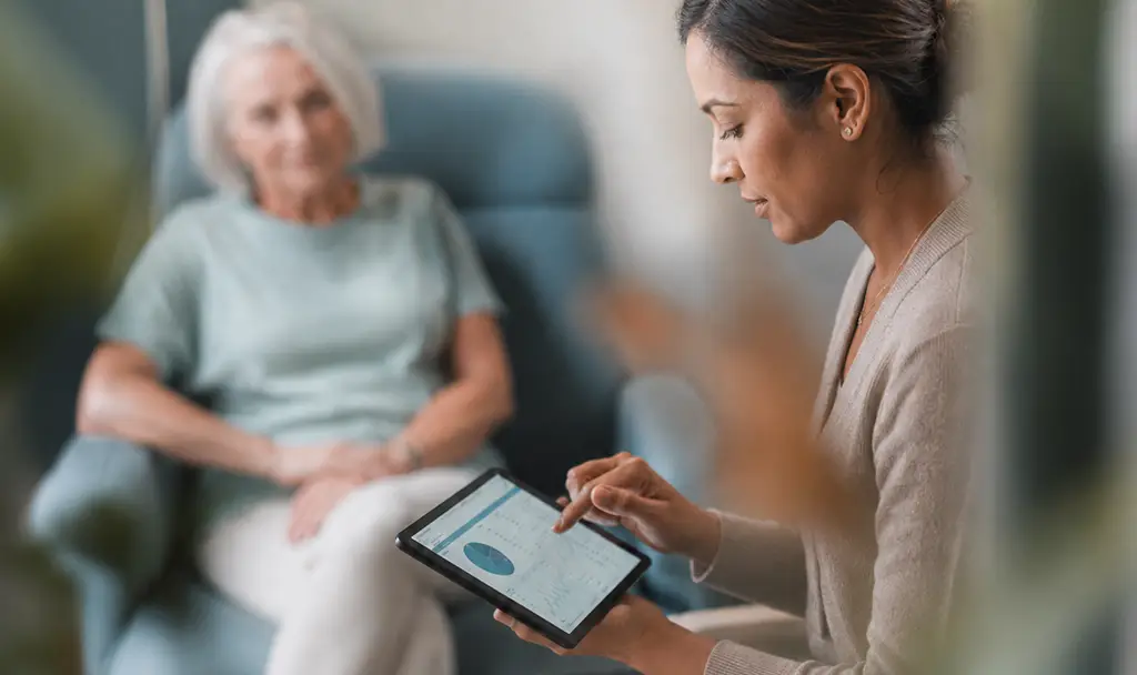 Médico avaliando paciente para reabilitação cognitiva
